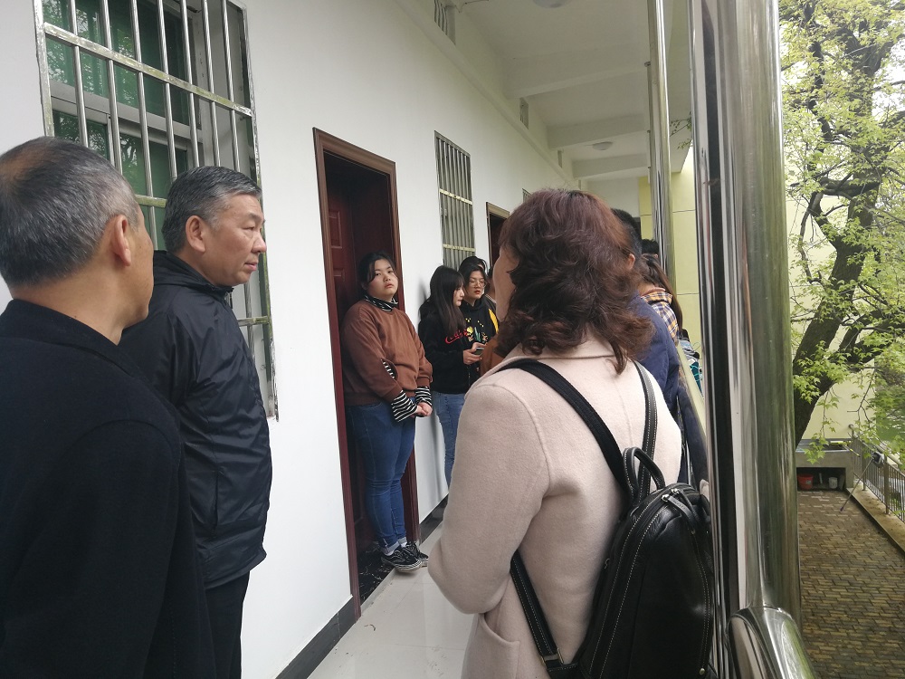 熊起明校长查看实习生的住宿环境 - 副本.jpg