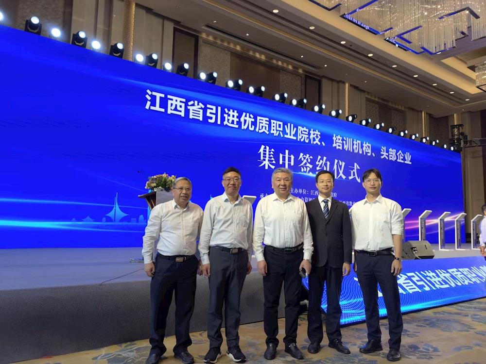 8f0f41fe04a14c4bab98bb4885b57735.jpg 8f0f41fe04a14c4bab98bb4885b57735.jpg