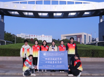 环保与城建学院开展“汇聚绿意，守护生机”大手牵小手共赴低碳之约