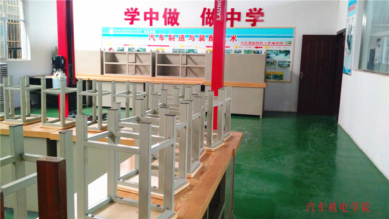 汽车整车与装配一体化实训室_副本.jpg