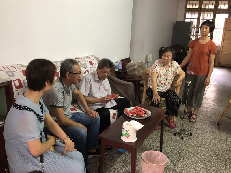 走访慰问老党员_副本.jpg