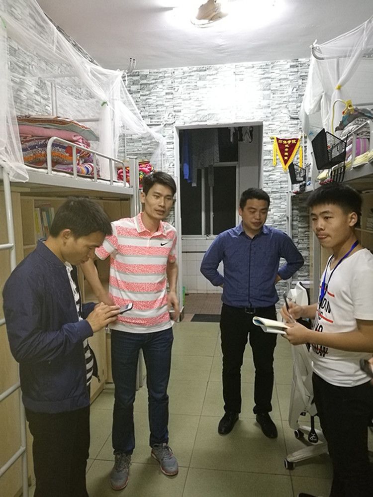 0092f0f35f69f07eaf523c1bf4725b47.jpg 物联网专业学生作品参加软件交会.jpg