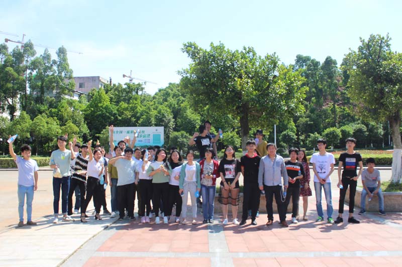 112d2917f477d107dc60dfff0113fa53.jpg 物联网专业学生作品参加软件交会.jpg