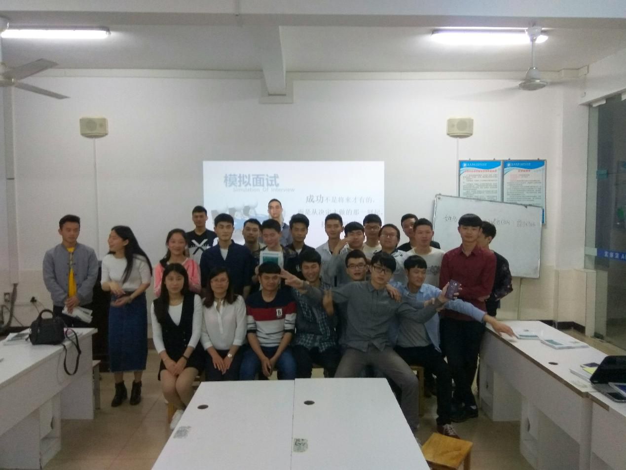 8d06810303240173709f2e1dac721fbd.jpg 物联网专业学生作品参加软件交会.jpg