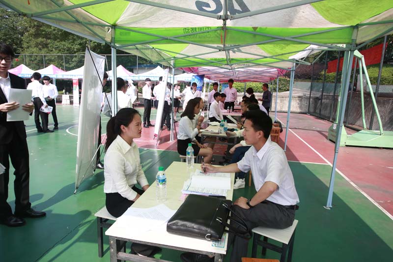 10047c43ddf9dd965dbc5f3a953fa27a.jpg 物联网专业学生作品参加软件交会.jpg