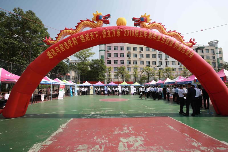 8fb9845072d9d064724972f7320b8b85.jpg 物联网专业学生作品参加软件交会.jpg