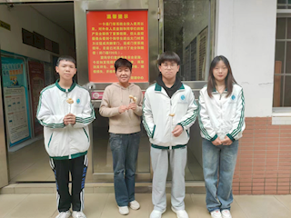 以匠心花致敬最美劳动女神——家具学院制作“木艺花”献给一线劳动女性