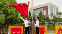 旅游与外语学院开展“弘扬爱国精神，凝聚青年力量”主题升旗仪式