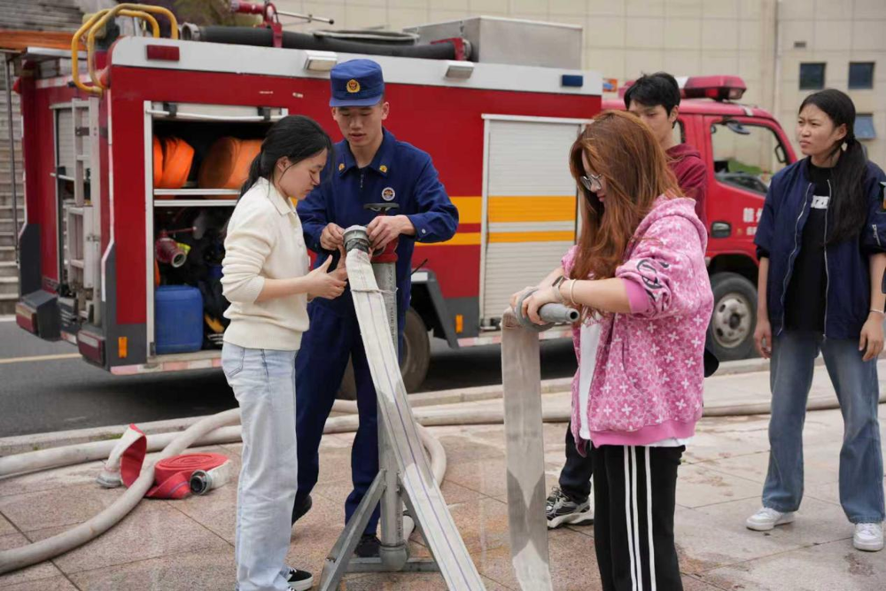 低空经济学院联合多个二级学院共同开展沉浸式 消防应急演练