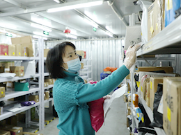 “疫”路有你 工业与设计学院辅导员陈莉化身“快递姐”