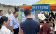 党委书记钟传宇和到校招聘企业进行交谈